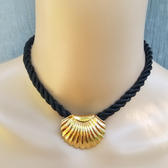 ELIZABETH ARDEN DESIGNER VINTAGE GOLDEN SEASHELL & BLACK ROPE CHOKER NECKLACE - Picture 1 of 7